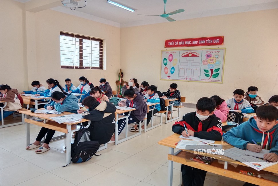 Phụ huynh học sinh thuộc tỉnh Thái Nguyên lo lắng trước mức học phí tăng 2 - 5 lần. Ảnh: Nguyễn Hoàn.
