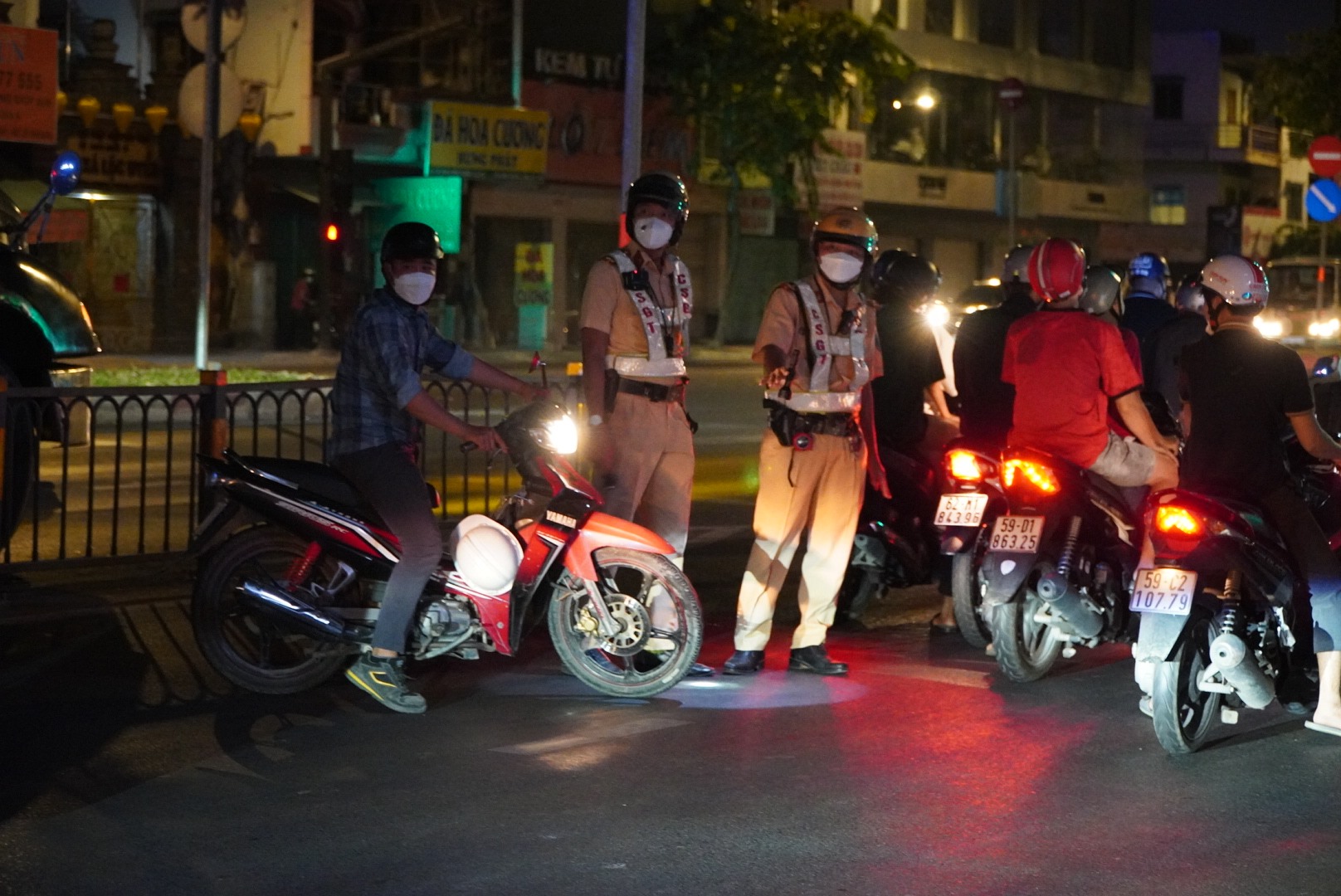 Khoảng 23h, Đội phát hiện anh Lê Văn Hạp (huyện Bình Chánh) điều khiển xe qua chốt kiểm soát có biểu hiện nghi vấn nên tiến hành yêu cầu dừng xe để kiểm tra.