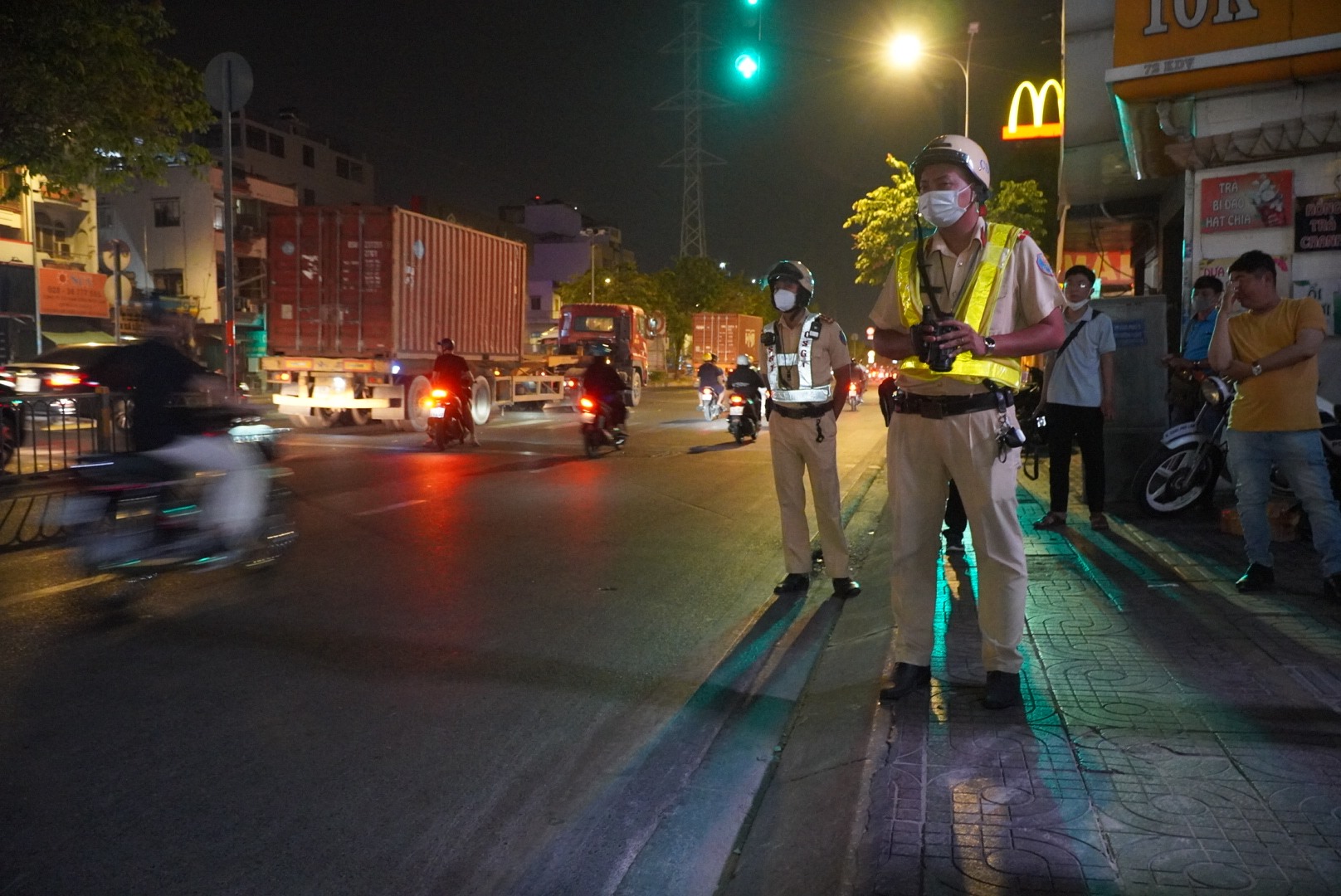 Đêm 1.3, Đội CSGT Phú Lâm, thuộc Phòng CSGT đường bộ đường sắt (PC08), Công an TPHCM thực hiện lập chốt kiểm tra nồng độ cồn trên đường Kinh Dương Vương, đoạn qua phường 13, quận 6.