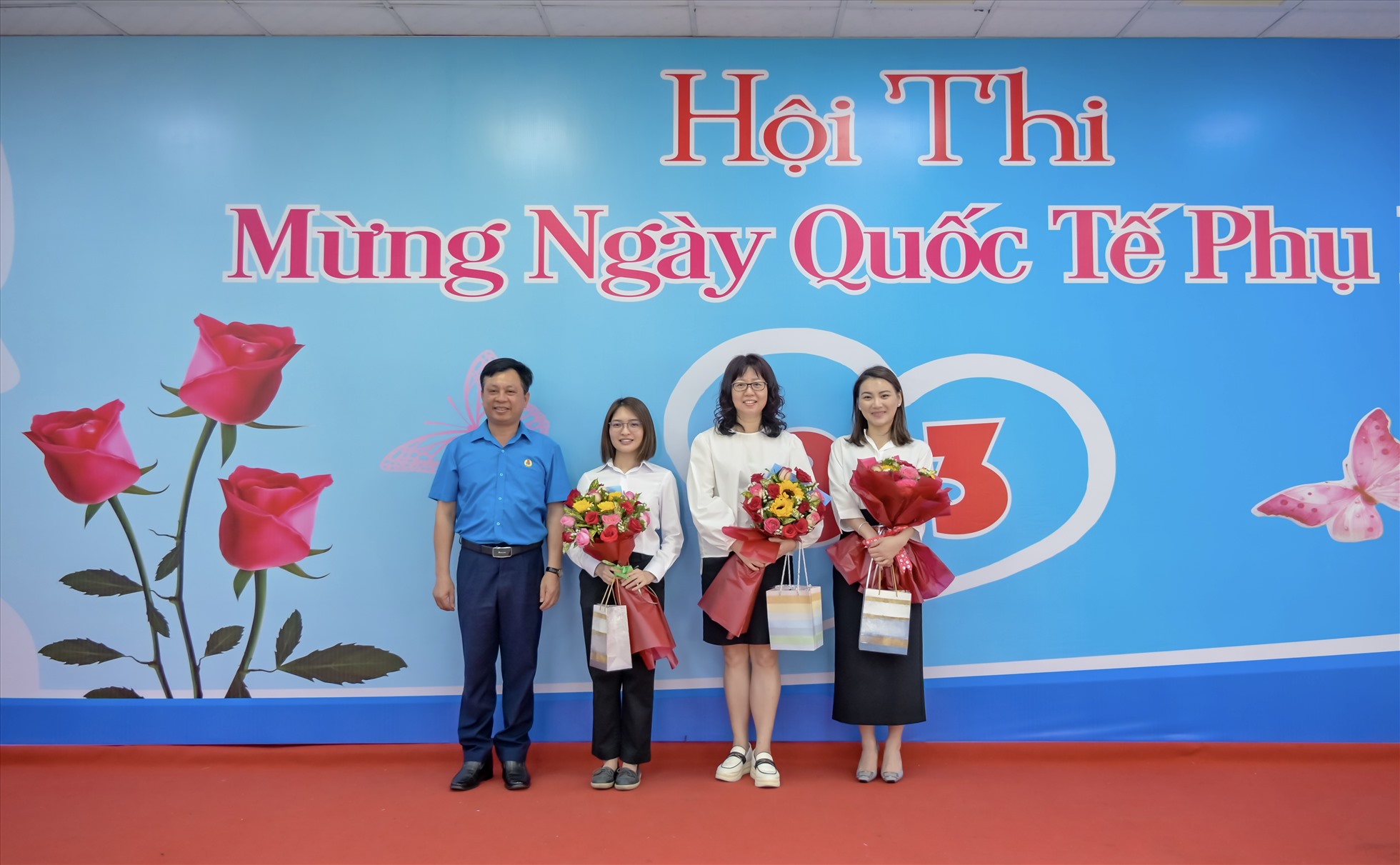 Ông Phạm Trung Thuyên - Chủ tịch Công đoàn (áo xanh) trao hoa và quà cho các nữ cán bộ nhân viên nước ngoài. Nguồn: Vedan