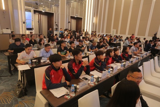 Nguyễn Thị Oanh, Phạm Thị Hồng Lệ và các tuyển thủ điền kinh quốc gia sẽ tham dự Tiền Phong Marathon 2023. Ảnh: Như Ý