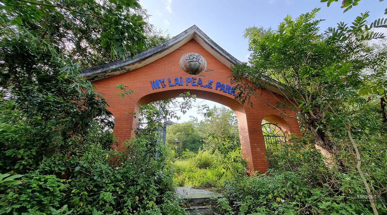 Công viên Hòa Bình - Mỹ Lai bị bỏ hoang 20 năm, không có người lui tới, cây cối mọc um tùm. Ảnh: Ngọc Viên