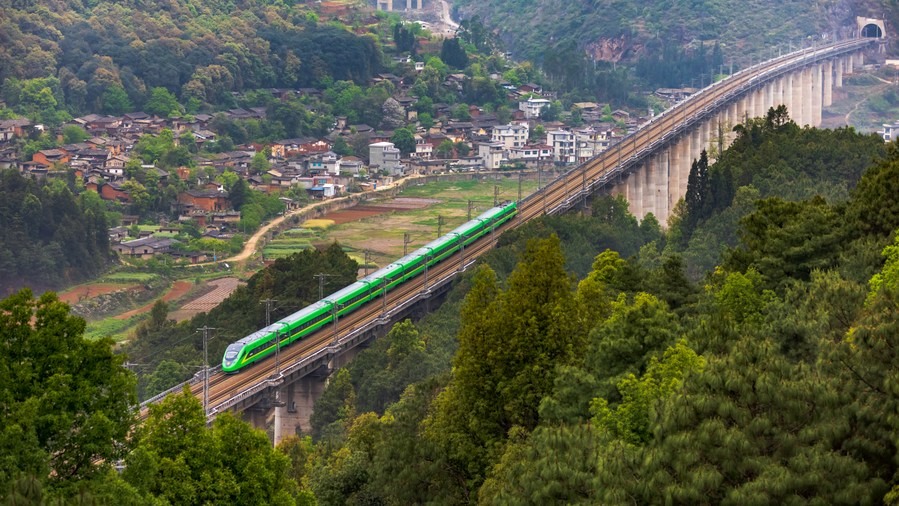 Tàu cao tốc Fuxing chạy trên đường sắt Trung Quốc - Lào, ngày 27.1.2023. Ảnh: Xinhua