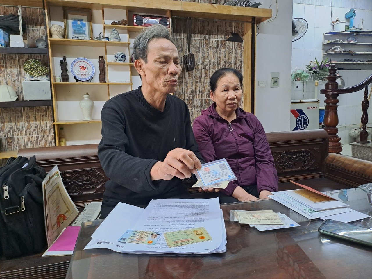 Gia đình vẫn mong mỏi bằng khen 100 tuổi của Chủ tịch nước cho cụ Mẩu. Ảnh: Minh Hạnh
