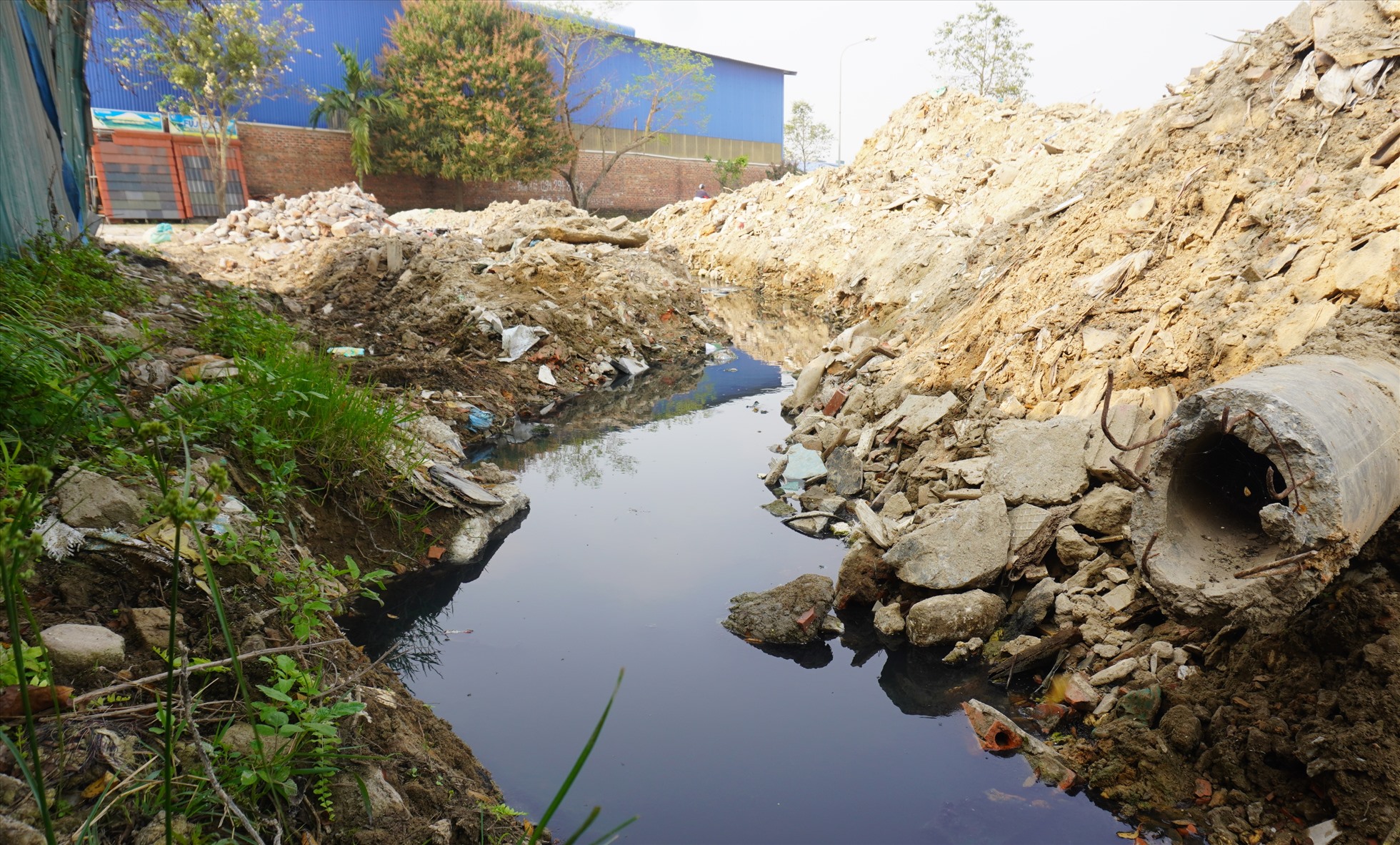 Theo đó, nhiều năm nay bãi rác (nằm cạnh mặt bằng dân cư 6804, ở phường Phú Sơn, TP.Thanh Hóa) xảy ra tình trạng ô nhiễm bụi, nước thải khiến nhiều hộ dân trên địa bàn bức xúc. Ảnh: Quách Du