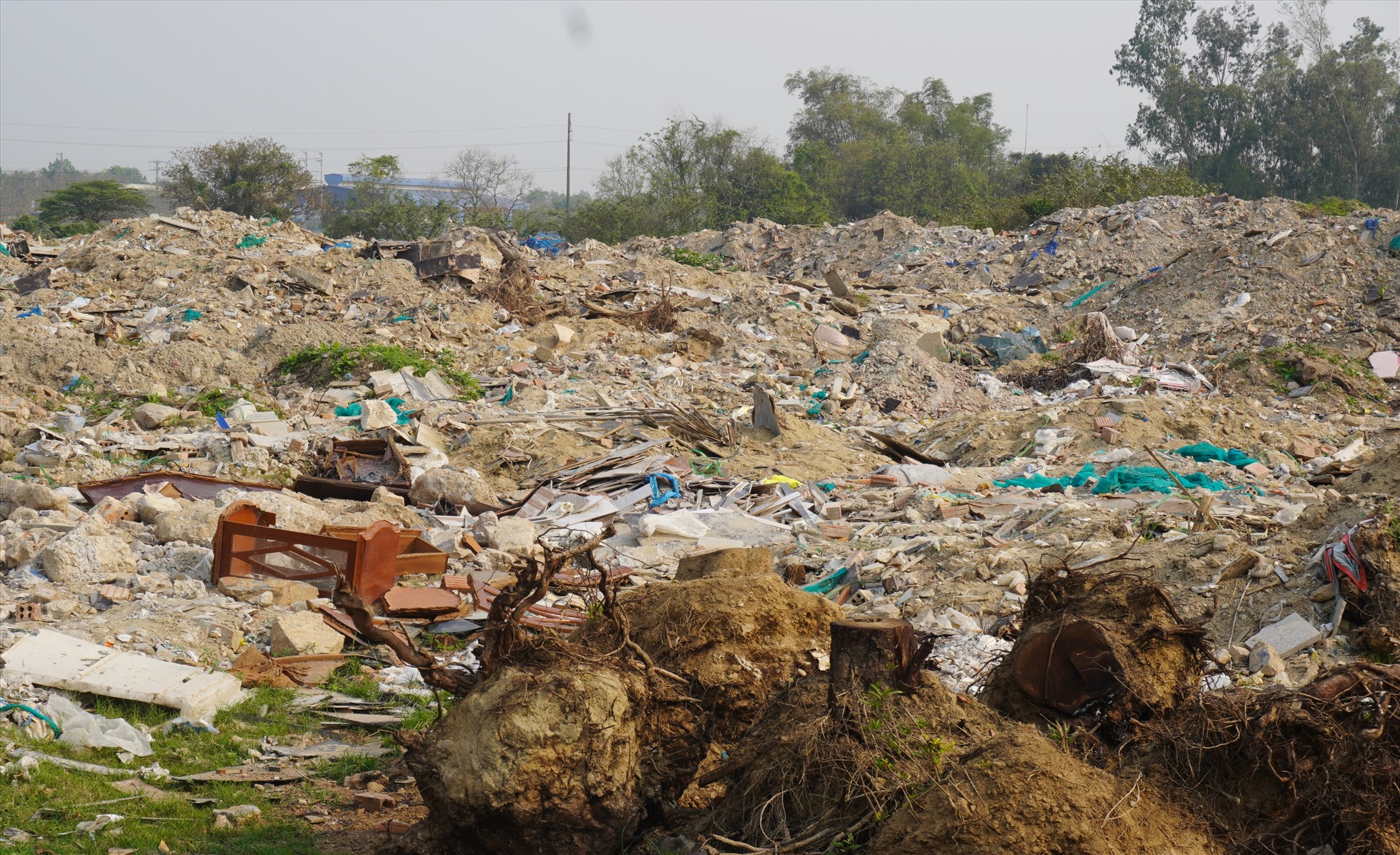 Ghi nhận tại đây cho thấy, bãi rác với đủ các loại từ rác thải sinh hoạt, sản xuất cho đến đất đá thải. Bãi rác này có diện tích rộng lên tới hàng nghìn m2. Ảnh: Quách Du
