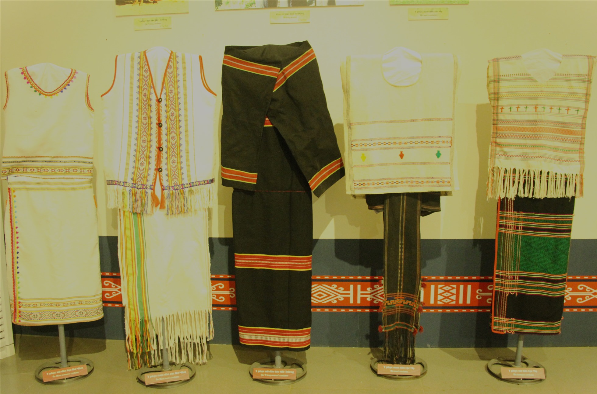Trang phục của các dân tộc Giẻ Chiêng, Xơ Đăng, Mạ. Ảnh: Lê Hường
