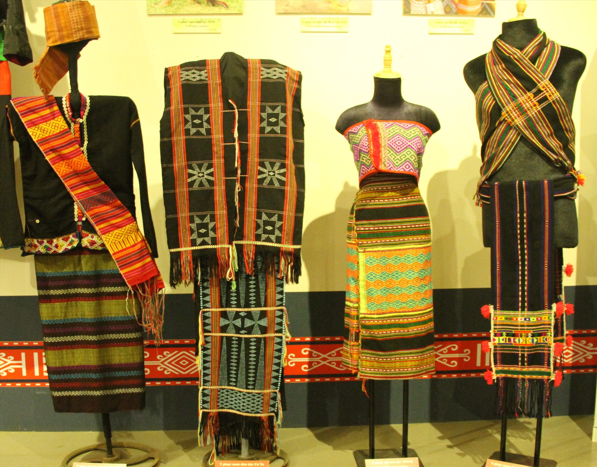 Triển lãm trang phục truyền thống của 49 dân tộc anh em ở Đắk Lắk
