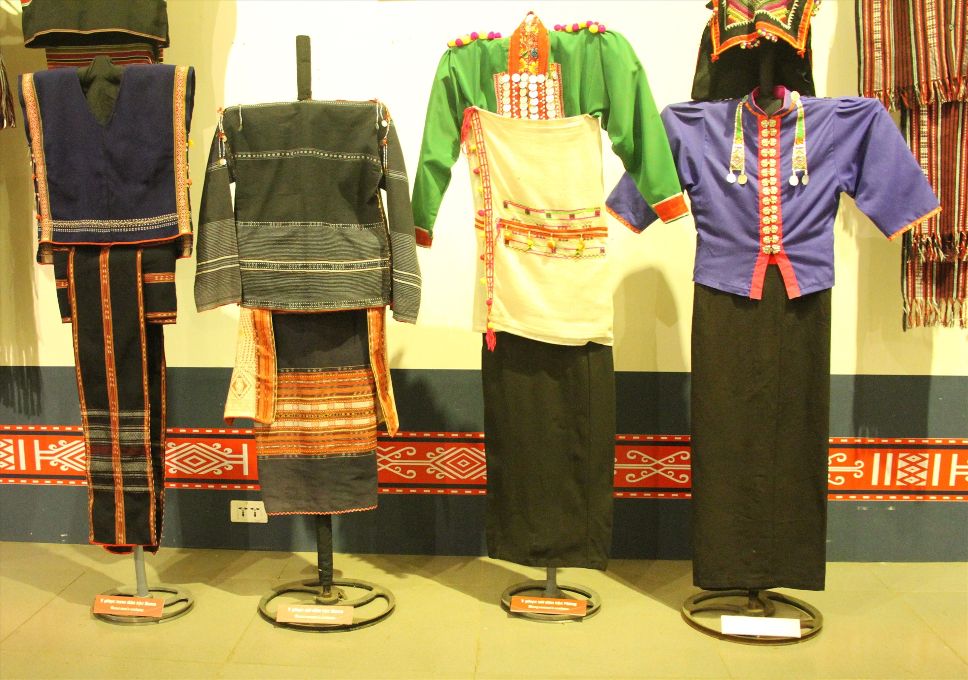 Trang phục của các dân tộc Cho Ro, Brâu. Ảnh: Lê Hường