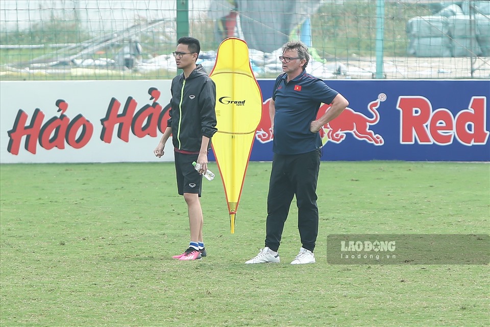Huấn luyện viên Troussier tập trung quan sát các học trò tập luyện, đặc biệt là đội tuyển Việt Nam. Các cầu thủ tuyển quốc gia có phần bắt nhịp chậm hơn so với U23 Việt Nam.