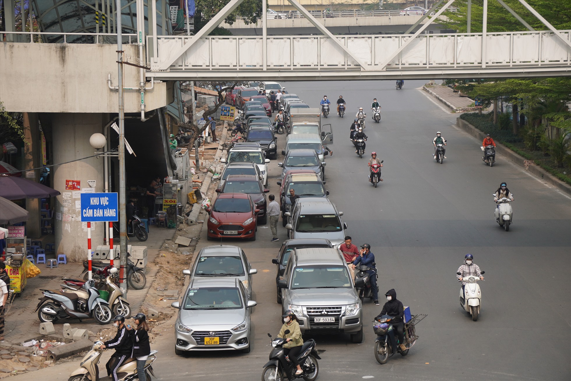 Nhiều phương tiện xếp hàng dài chờ đăng kiểm. Ảnh: Hữu Chánh