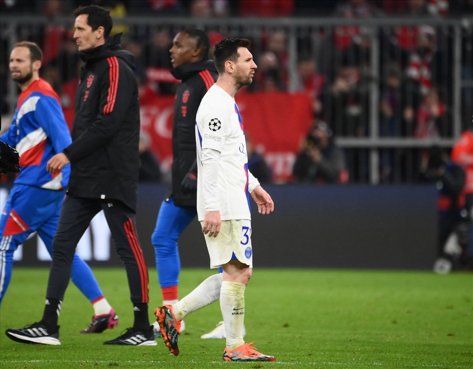 Sự thất vọng của Messi sau trận thua Bayern.  Ảnh: AFP