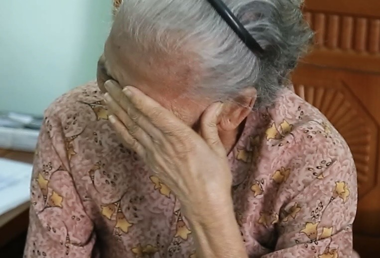 Bà Nguyễn Thị Tước, mẹ liệt sĩ Phạm Văn Lợi không kìm được nước mắt khi nhắc đến con trai và hoàn cảnh gia đình. Ảnh: Tường Minh