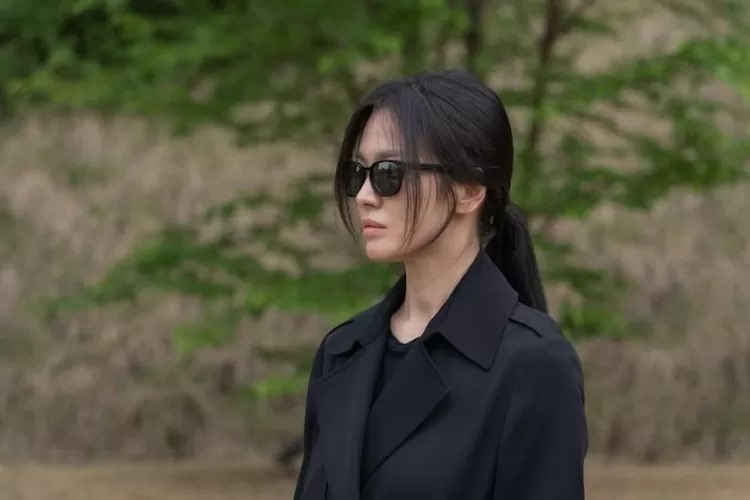 Chi tiết Moon Dong Eun che giấu hành vi giết người của bạn học cũ khiến người xem băn khoăn vì các vấn đề liên quan đến luật pháp. Ảnh: Netflix