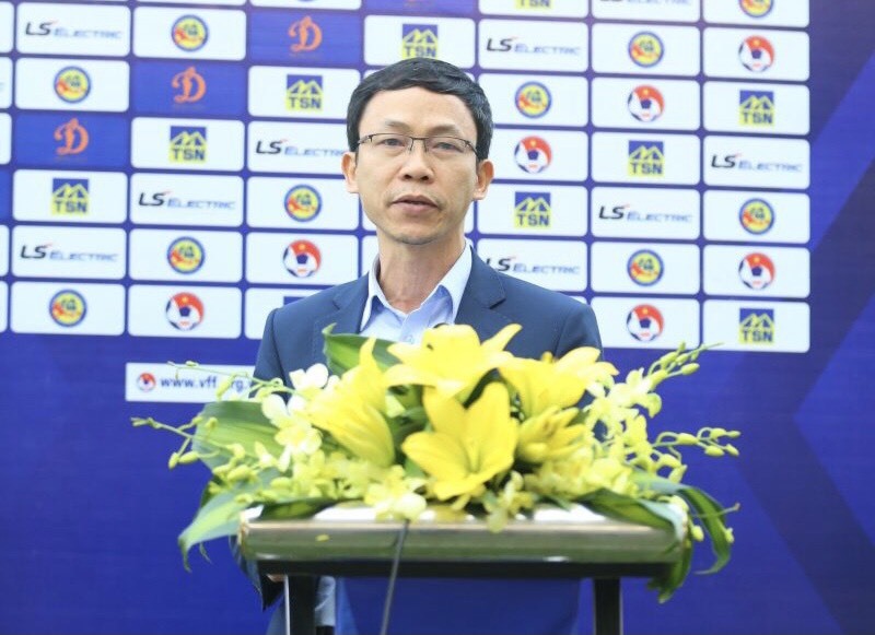 Ông Nguyễn Minh Châu – Phó Tổng Thư ký Liên đoàn bóng đá Việt Nam phát biểu tại lễ khai mạc. Ảnh: VFF