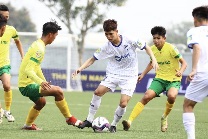 U17 Sông Lam Nghệ An (trắng) giành chiến thắng 7-0 trước U17 Khánh Hoà. Ảnh: VFF