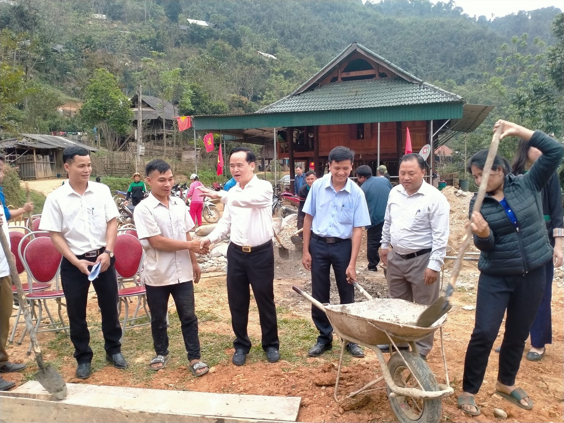 Lãnh đạo huyện Kỳ Sơn dự lễ khởi công xây dựng nhà ở cho hộ nghèo tại xã Bảo Thắng. Ảnh: Tâm Hoàng