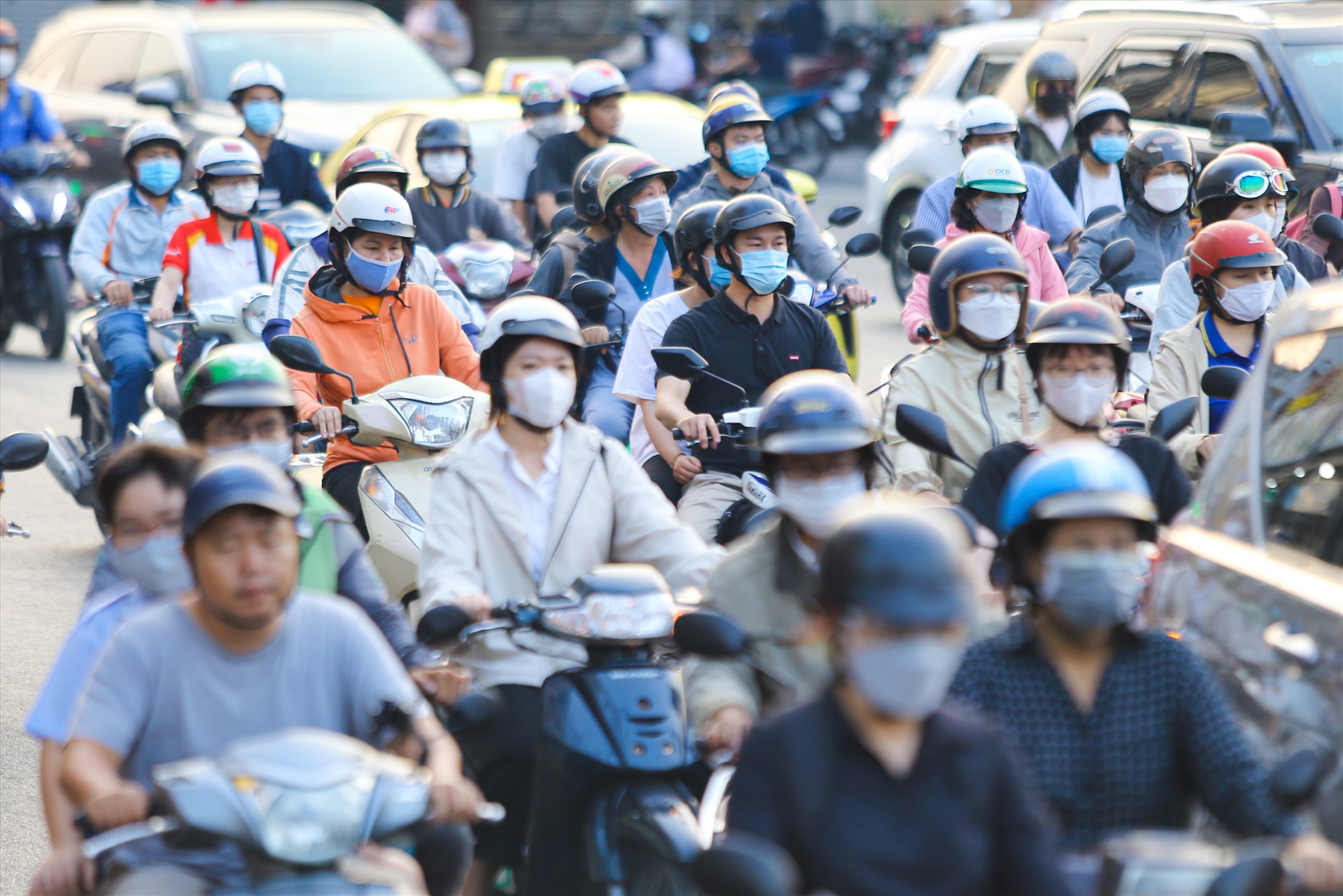 Theo ghi nhận của Lao Động, vào giờ cao điểm từ 16h30 đến hơn 18h, dòng xe từ đường Đinh Tiên Hoàng (Quận 1) đổ về vòng xoay qua đường Nguyễn Bỉnh Khiêm, Điện Biên Phủ (quận Bình Thạnh) luôn trong tình trạng dày đặc phương tiện.