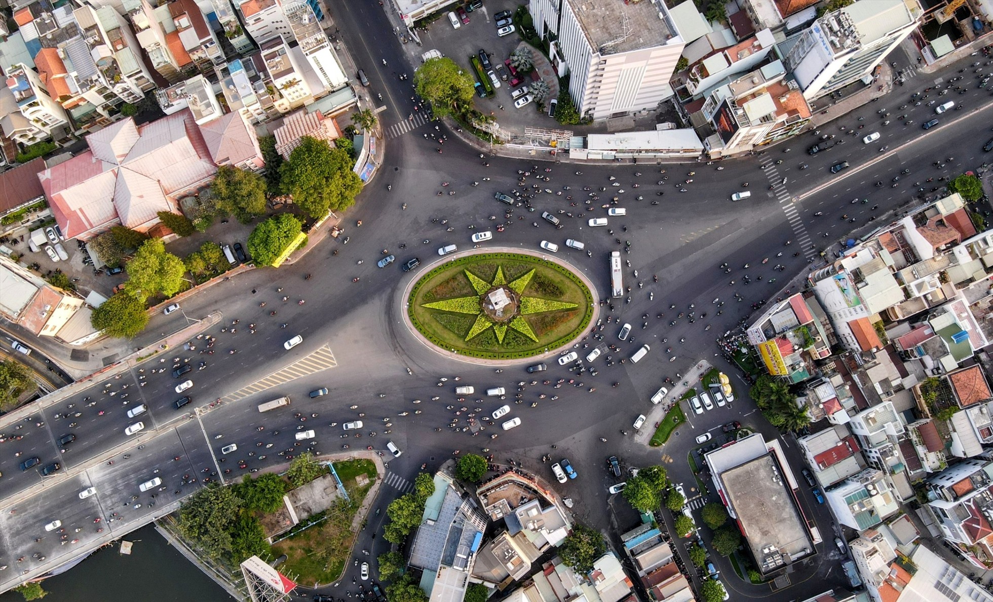 Vòng xoay Điện Biên Phủ - Nguyễn Bỉnh Khiêm được lập khoảng 20 năm trước, đường kính 60 m, có bố trí cây xanh. Giữa vòng xoay có tháp đồng hồ 4 mặt, cao khoảng 16 m, được xem là biểu tượng ở nút giao.