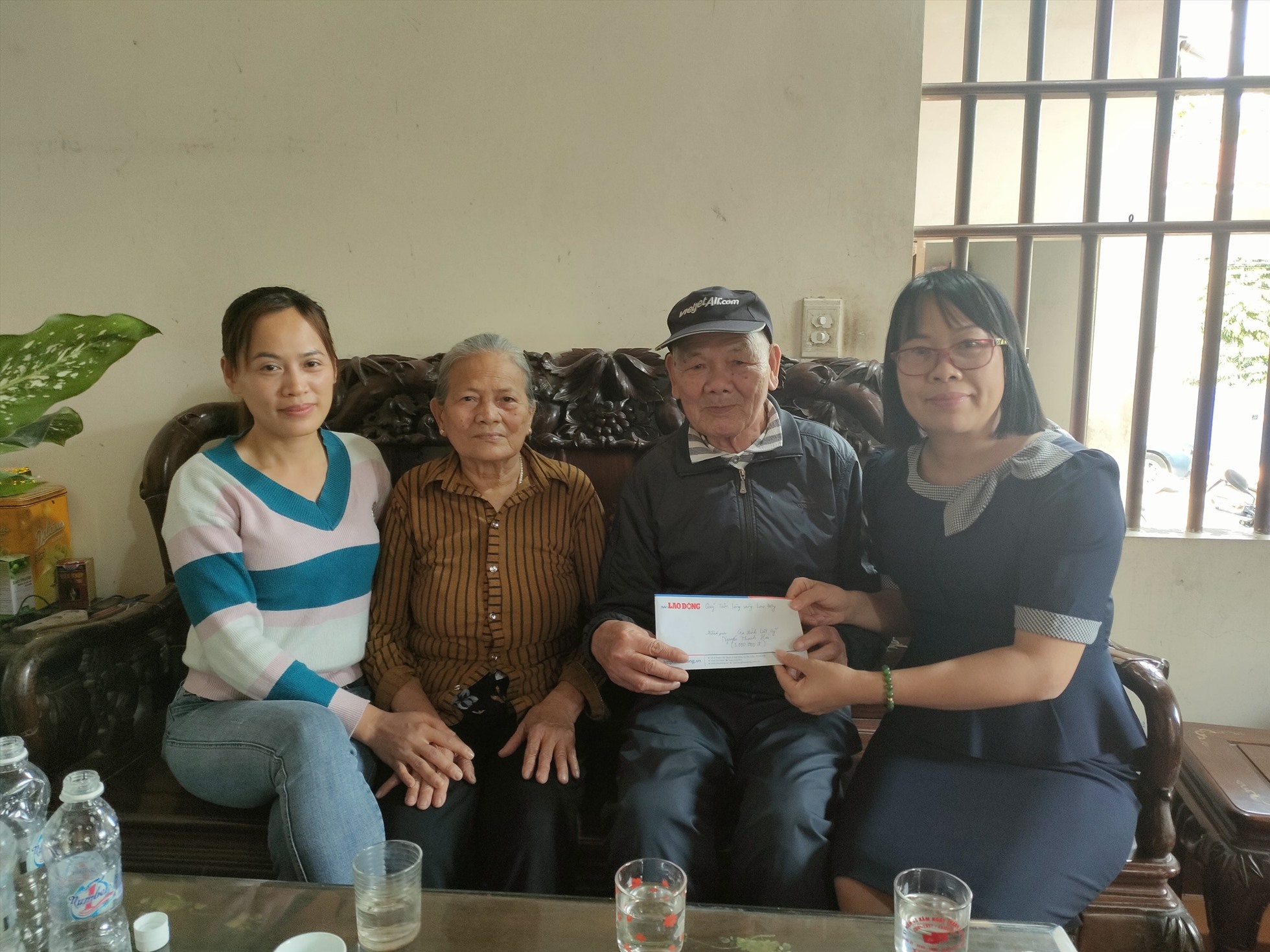 Đại diện Quỹ XHTT Tấm Lòng vàng đến thăm hỏi, động viên gia đình liệt sĩ Nguyễn Thanh Hải. Ảnh: Mai Dung