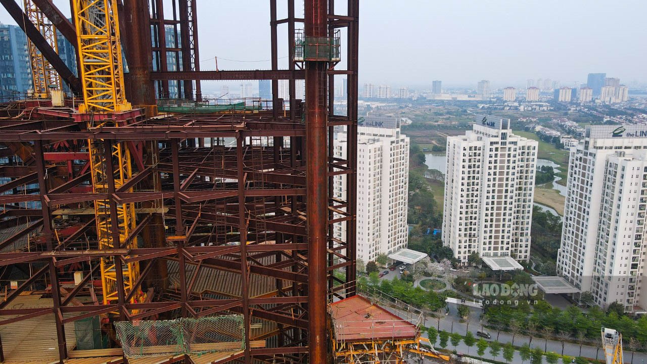 Với chiều cao cao 363m, tháp VietinBank Tower sau khi hoàn thành sẽ là một trong những tòa nhà cao nhất Hà Nội. Tuy nhiên đến nay, dự án này lại trở thành “hố đen” làm mất mỹ quan chung của “khu đô thị đáng sống” - Ciputra.