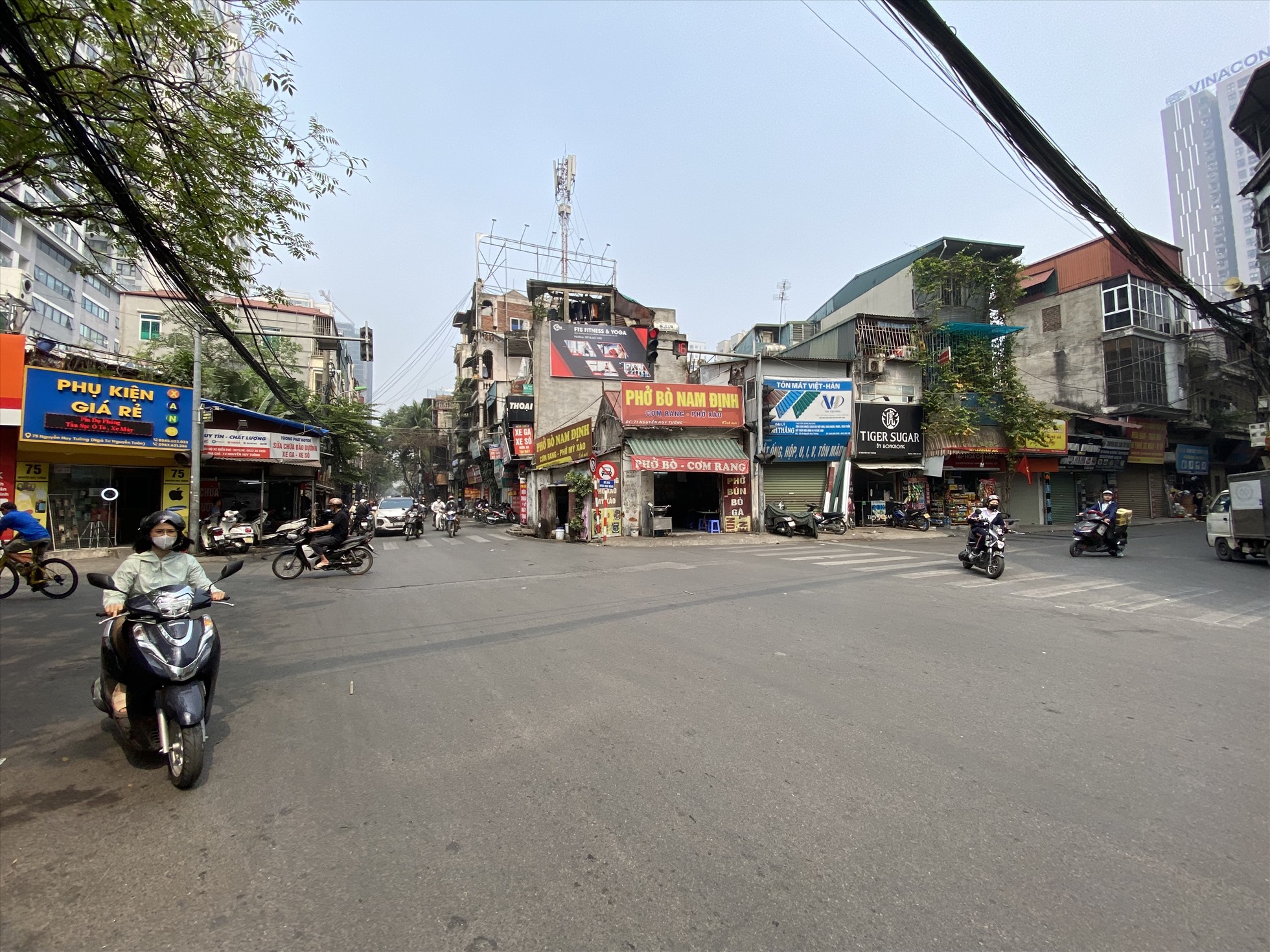 Tuy có mật độ dân cư, phương tiện giao thông vô cùng lớn nhưng đoạn từ ngõ 162 Nguyễn Tuân đến đường Nguyễn Huy Tưởng chỉ rộng 7m. Ảnh: Vĩnh Hoàng