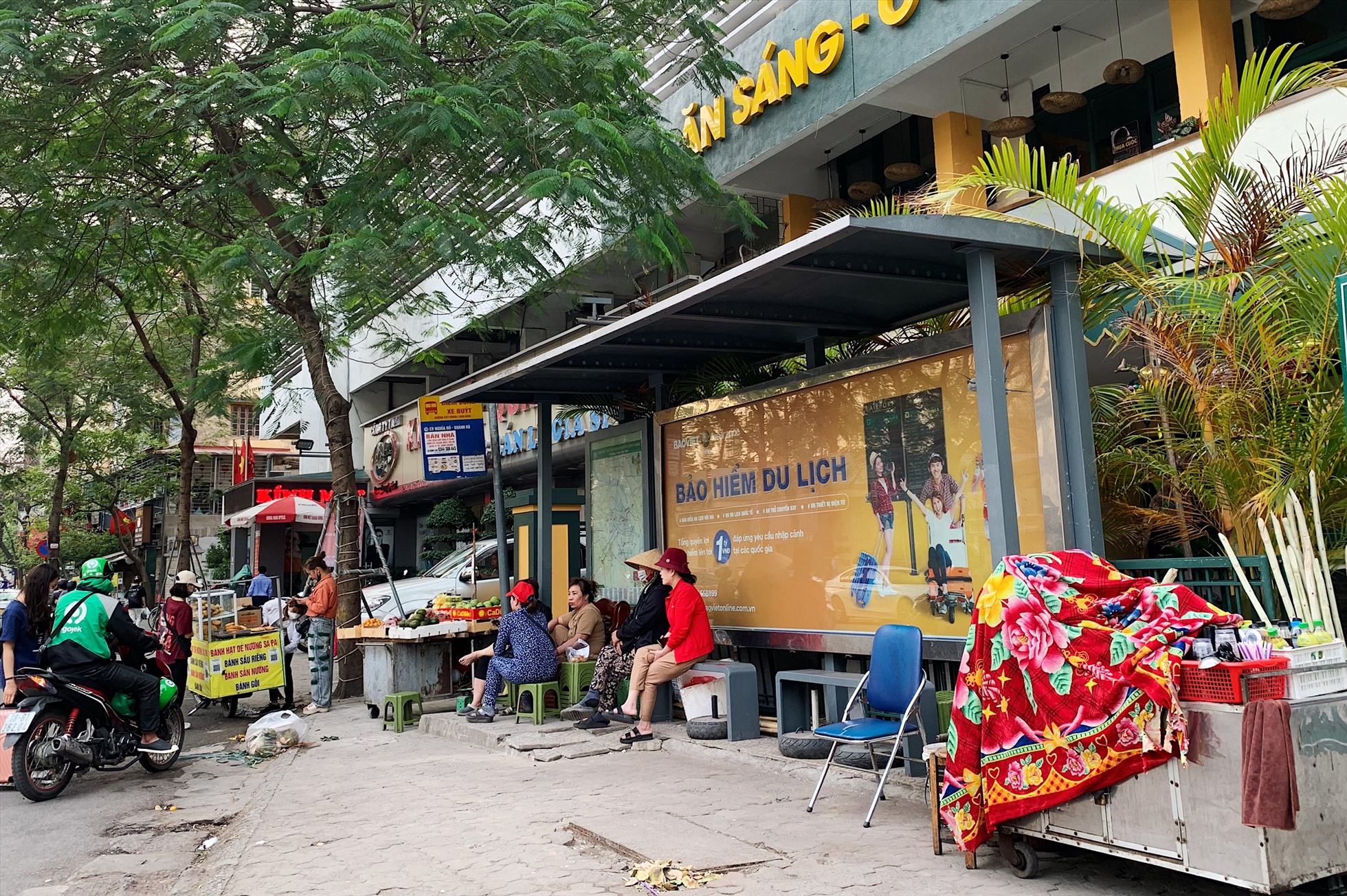 Kinh doanh, buôn bán hàng hóa xung quanh nhà chờ xe buýt, đối diện Trường Đại học Y Hà Nội. Ảnh: Thu Hiền