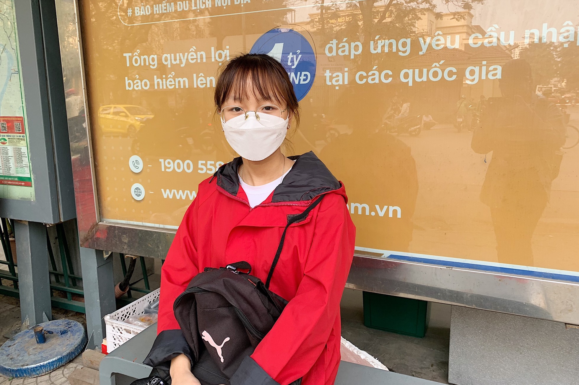 Chị Bùi Thị Trang chia sẻ nhiều lần phải đứng ra mép đường để chờ buýt do bị một số người dân chiếm điểm chờ thành nơi buôn bán. Ảnh: Thu Hiền