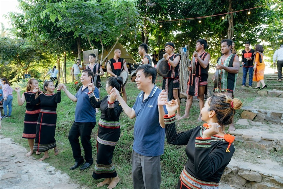 Khách du lịch lắng nghe cồng chiêng, nhảy múa cùng với người đồng bào dân tộc Ê đê ở Trung tâm du lịch cầu treo Buôn Đôn (tỉnh Đắk Lắk). Ảnh: Bảo Trung