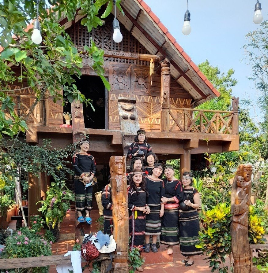 Du khách đến tham quan, trải nghiệm điểm Du lịch cộng đồng buôn Tơng Jú (TP.Buôn Ma Thuột, tỉnh Đắk Lắk).