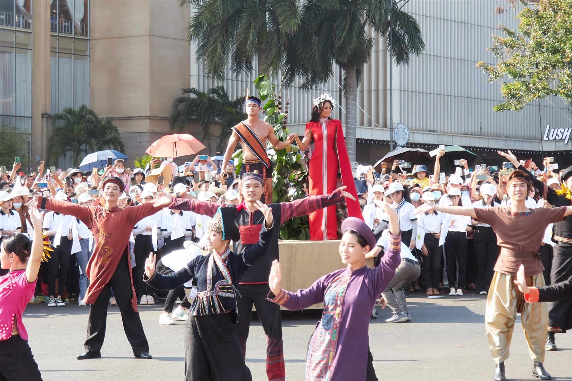 Người đẹp chọn trang phục vải thổ cẩm nhằm thể hiện tình yêu với quê hương buôn làng, đồng thời quảng bá đến mọi người chất liệu gắn liền với dân tộc.