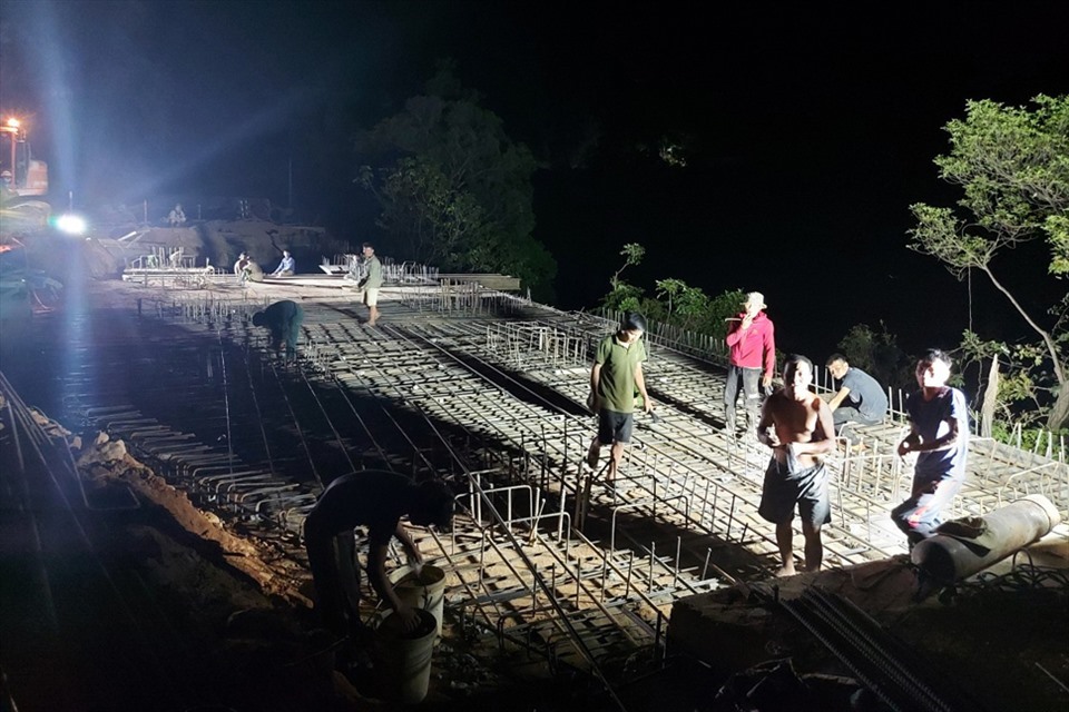 Hình ảnh công nhân thi công vào ban đêm tại một gói thầu xây lắp để đẩy nhanh tiến độ dự án cải tạo, nâng cấp quốc lộ 8A dịp cuối năm 2022. Ảnh: Trần Tuấn.
