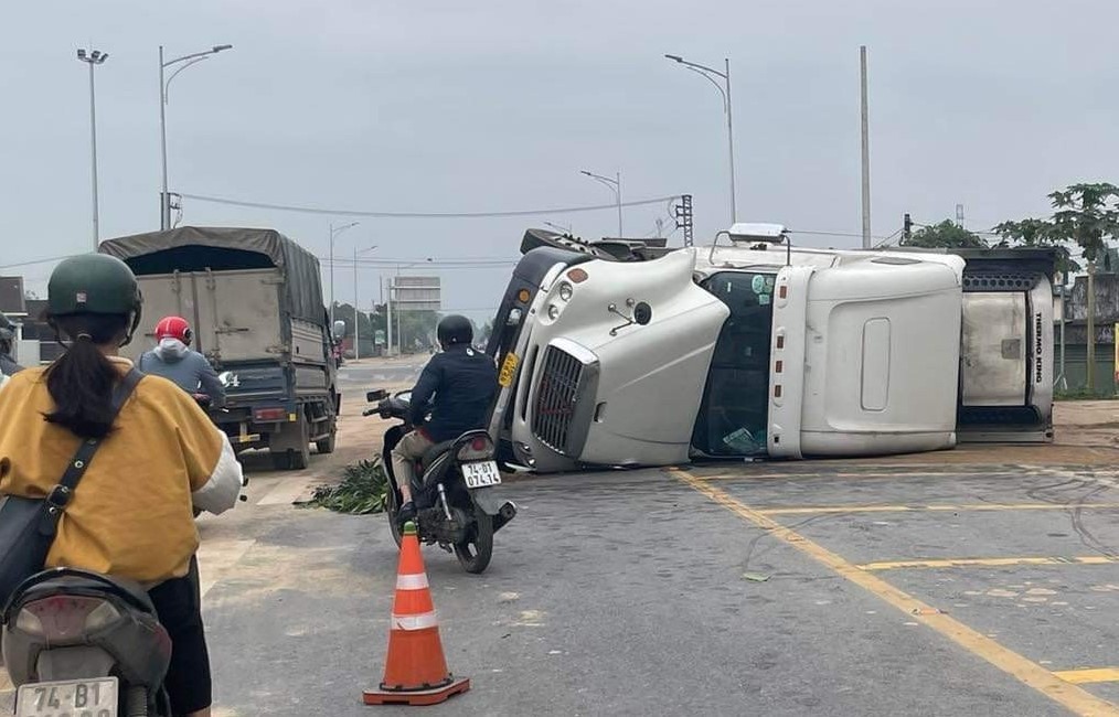 Thời điểm xảy ra vụ tai nạn, rất may trên đường vắng phương tiện qua lại. Ảnh: T.Tú.