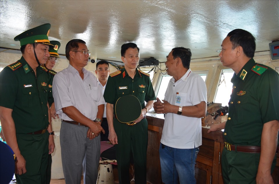 Lực lượng chức năng kiểm tra công tác chống khai thác hải sản bất hợp pháp ở Kiên Giang. Ảnh: Tiến Vinh/LDO