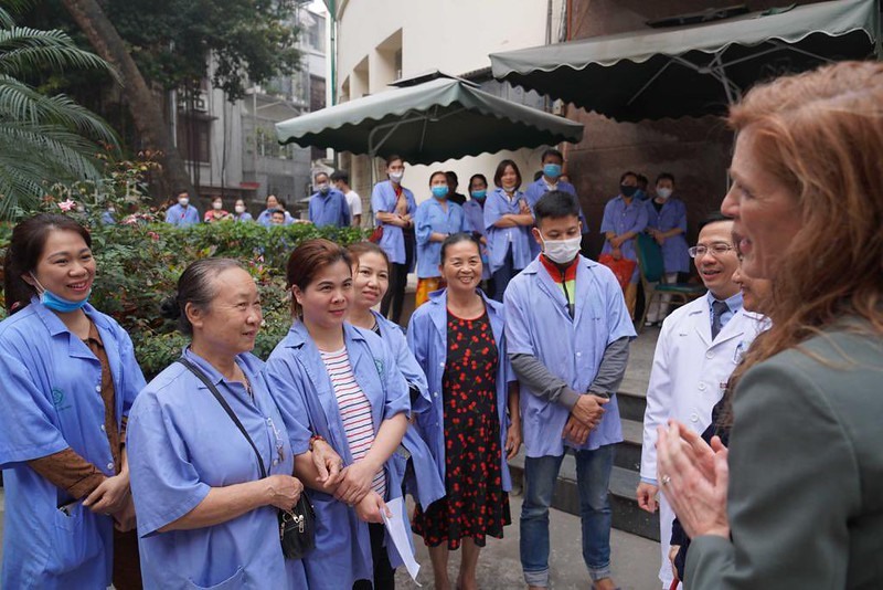 Bà Samantha Power thăm Bệnh viện Bạch Mai. Ảnh: USAID