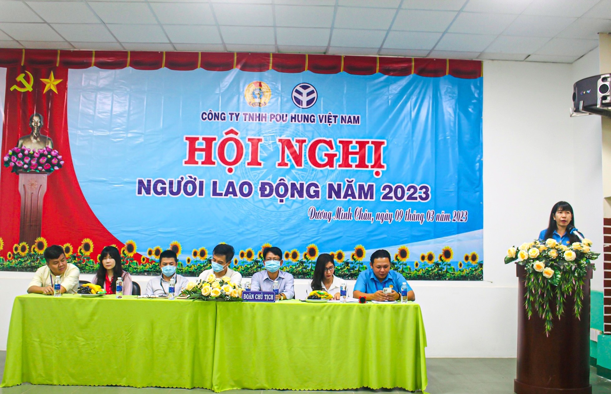 Đồng chí Nguyễn Thị Kim Liên - Chủ tịch Công đoàn Khu kinh tế phát biểu tại hội nghị. Ảnh: Phương Dung