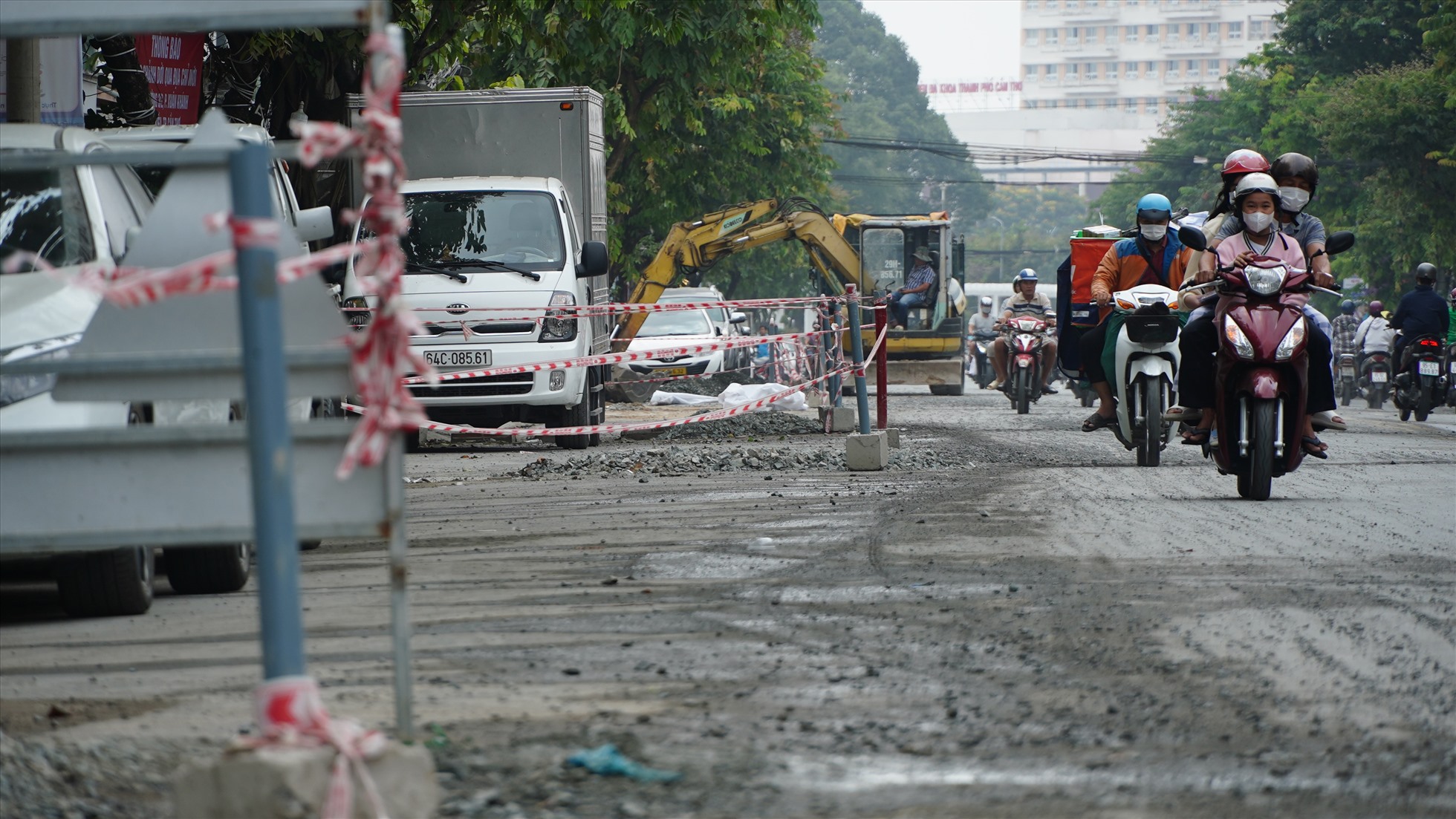 Theo phản ánh của người dân, nhiều tuyến đường, phố Cần Thơ đang được đào xới ngổn ngang tiềm ẩn nguy cơ tai nạn.