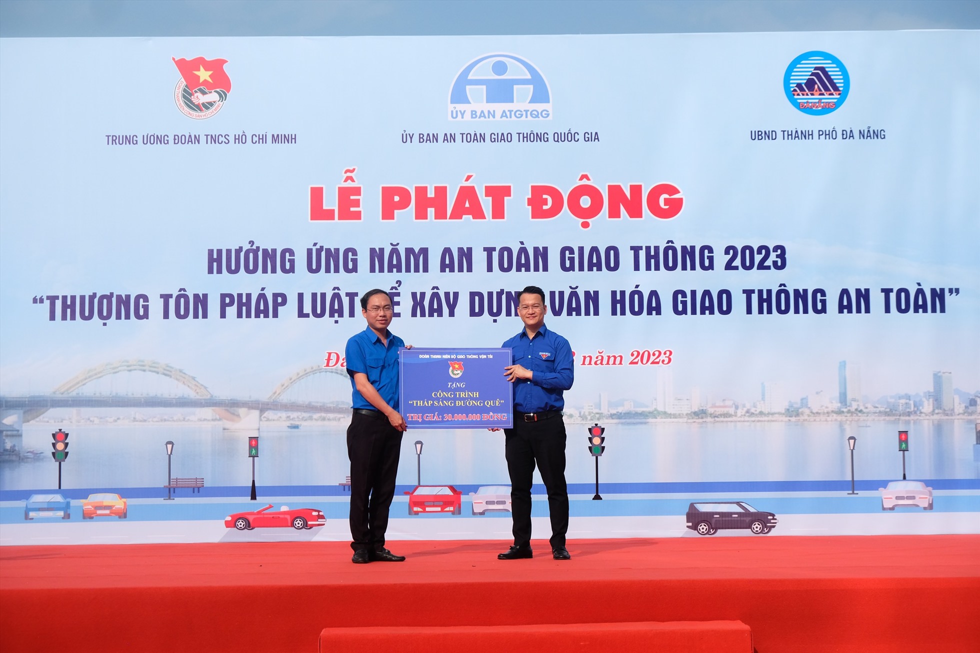 Đoàn Bộ Giao thông vận tải trao tặng công trình thanh niên thắp sáng đường quê trị giá 30.000.000đ tại TP Đà Nẵng