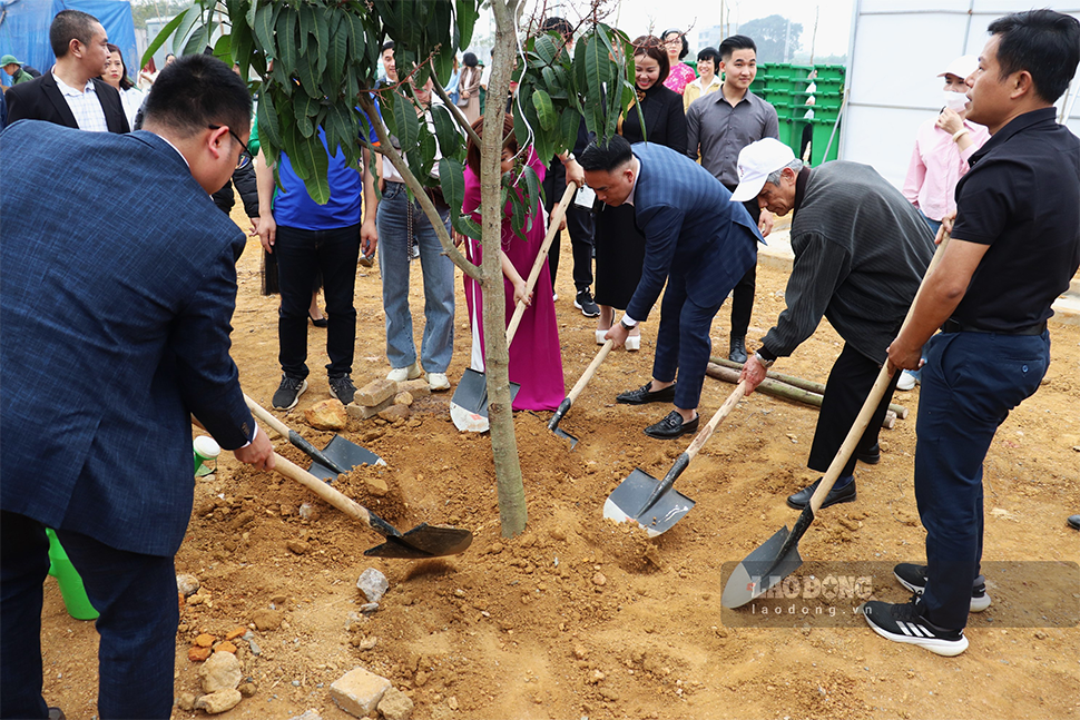 Tạp chí Tài nguyên và Môi trường cùng ban giám hiệu ĐHQGHN và các đơn vị triển khai tiến hành trồng cây.