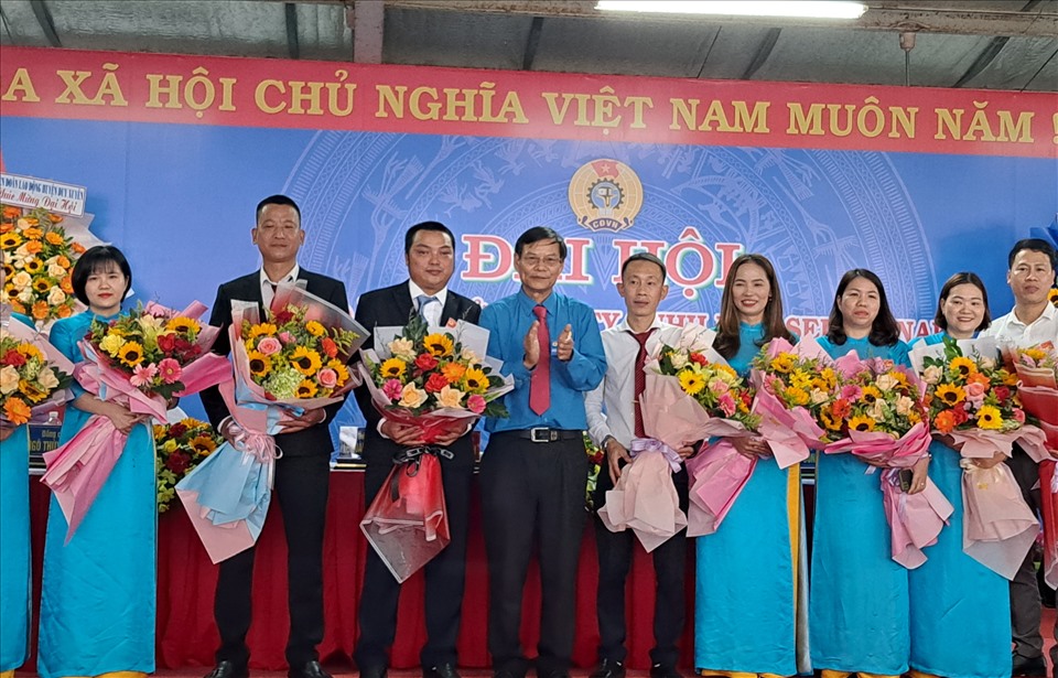 Ban chấp hành công đoàn mới Công ty TNHH Sedo Vinako. Ảnh: Nguyễn Linh