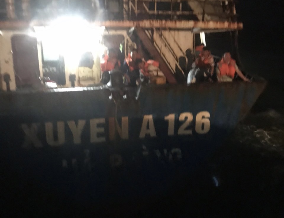 Các thuyền viên trên tàu Xuyên Á 126 khi tàu cao tốc tiếp cận ứng cứu. Ảnh: Phạm Duy