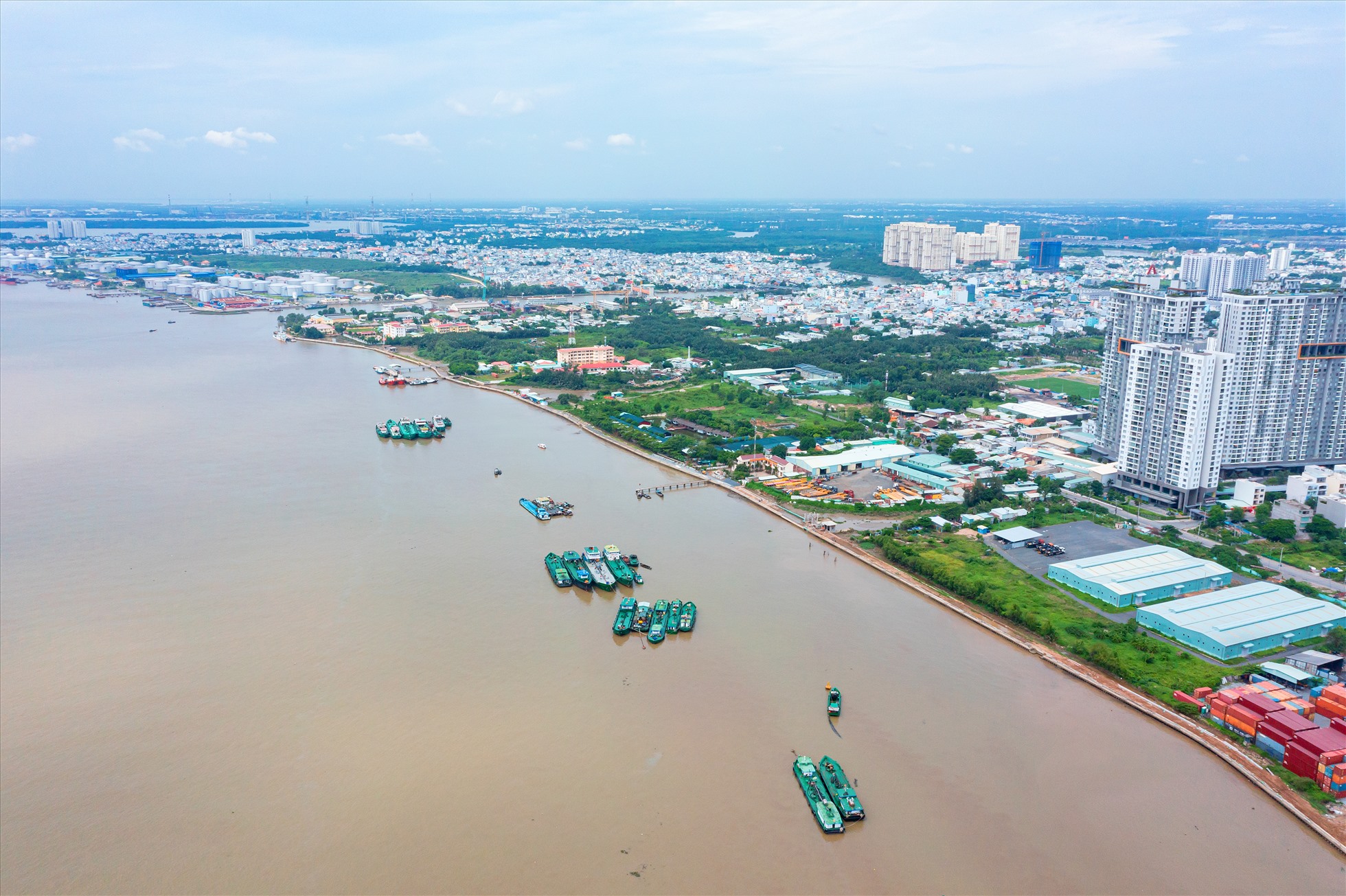Ngoài 6 cống ngăn triều chính, dự án còn thi công 7,8 km đê kè ven sông Sài Gòn từ Vàm Thuật đến Sông Kinh với các cống nhỏ khẩu độ dưới 10m. Hiện hàng mục đe kè đã hoàn thành 85% khối lượng. Khi dự án đi vào vận hành, các van cống ở toàn bộ 6 cống ngăn triều lớn mở hoàn toàn, tàu thuyền trên sông sẽ giao thông thuỷ bình thường. Trong trường hợp triều cao, mưa lớn diễn ra, hệ thống 6 cống ngăn triều đóng hoàn toàn, lúc này, hệ thống giao thông thuỷ sẽ vẫn tiếp tục diễn ra thông qua các âu thuyền.