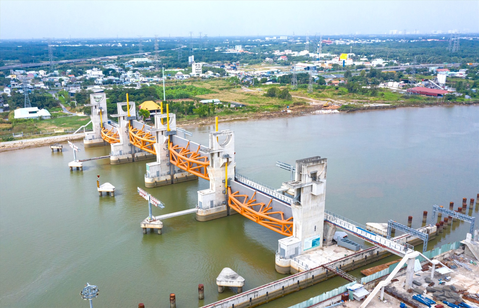 Cống Mương Chuối có quy mô lớn nhất trong số 6 cống ngăn triều của dự án, gồm: ến Nghé, Cây Khô, Mương Chuối, Phú Định, Phú Xuân và Tân Thuận. Cống dài hơn 200m với 4 cửa van ngăn triều nặng từ 230 - 320 tấn đã được lắp.