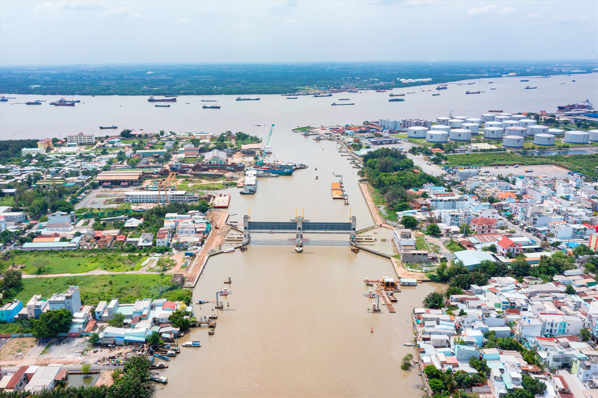 Cống ngăn triều Phú Xuân (huyện Nhà Bè) đã được đơn vị thi công lắp 2 cửa van ngăn triều nặng 212 tấn. Hiện, nhà quản lý cống đang được thi công hoàn thiện.