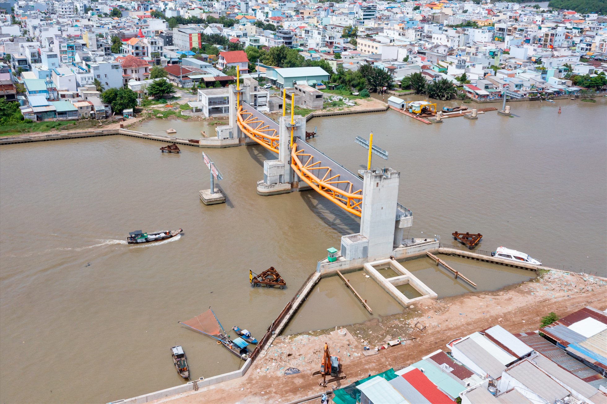Hiện cống Phú Xuân đang chờ hoàn thiện kè mang cống, thảm rọ đá gia cố, thi công nhà quản lý và cảnh quan.