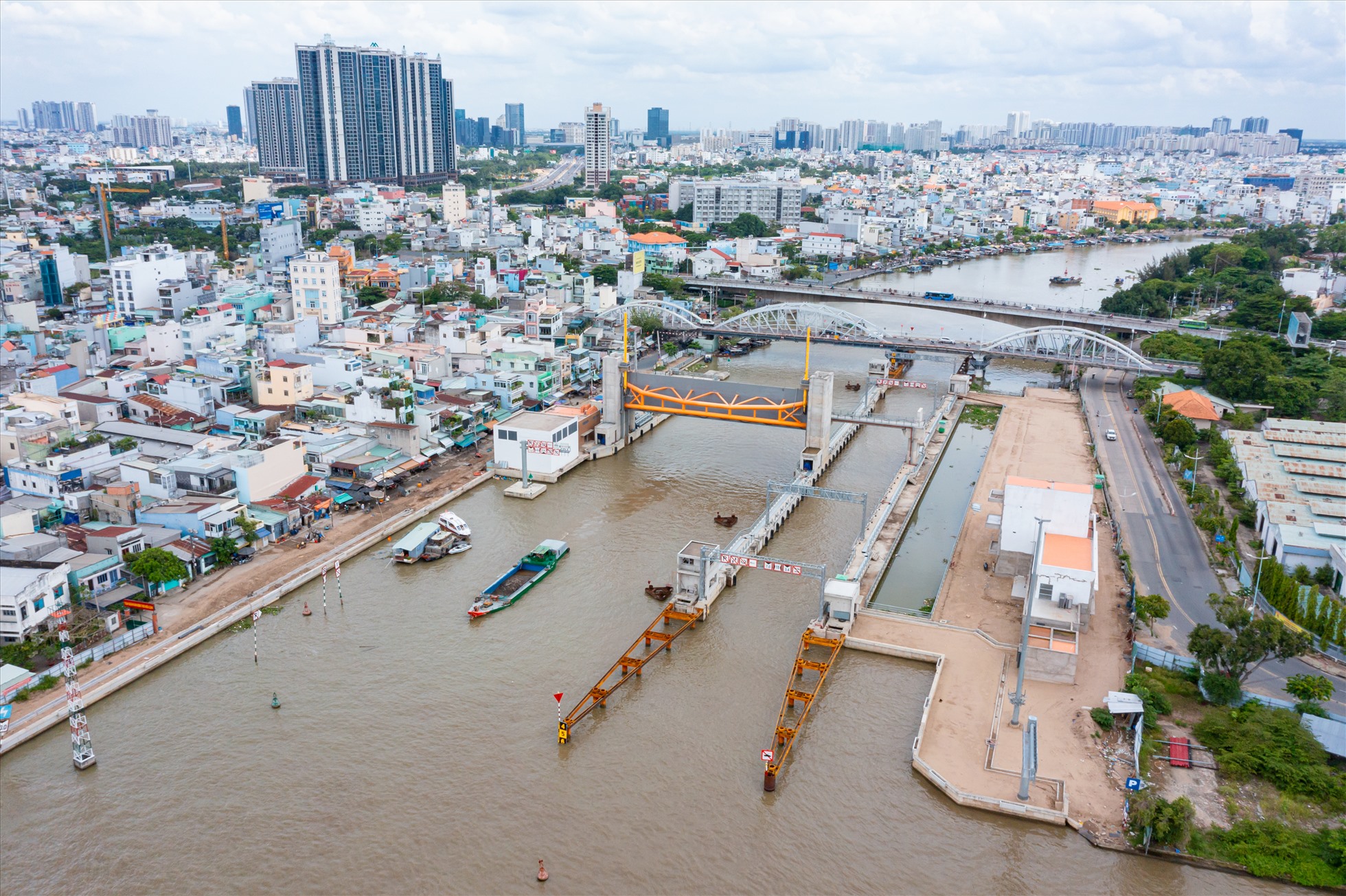 Cống ngăn triều Tân Thuận (quận 4 và 7) nằm trên Kênh Tẻ cũng hoàn thành 93% khối lượng, hiện đã được lắp cửa van nặng 230 tấn.
