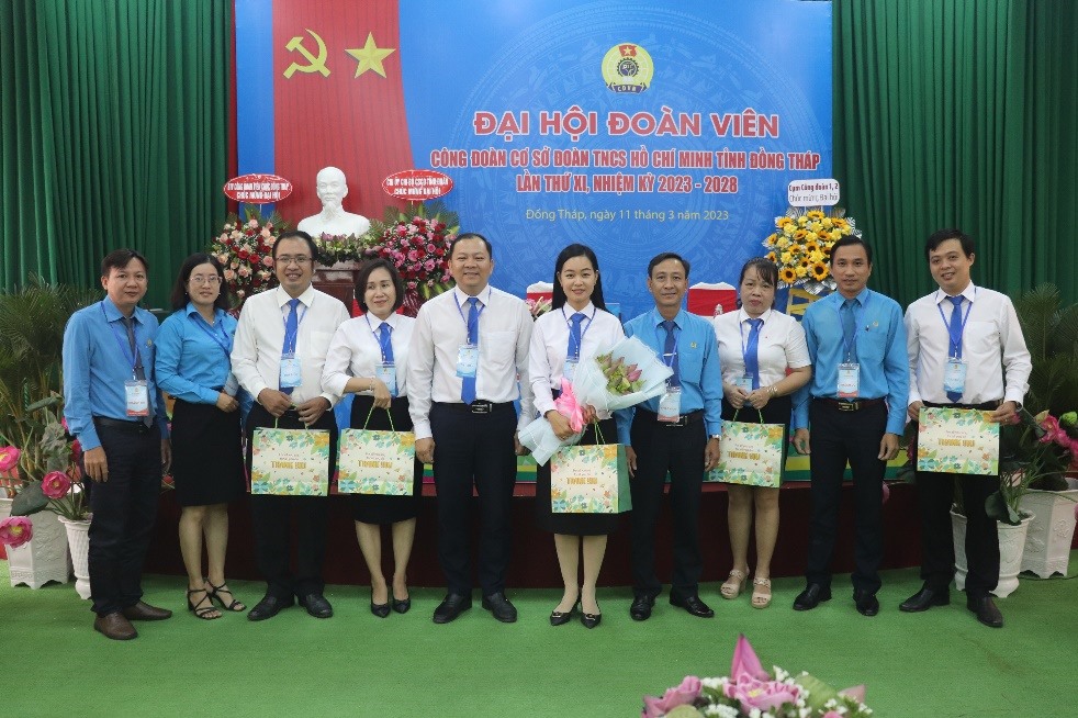 Chụp ảnh lưu niệm tại buổi ra mắt Ban Chấp hành CĐCS khoá mới. Ảnh: Lưu Hùng