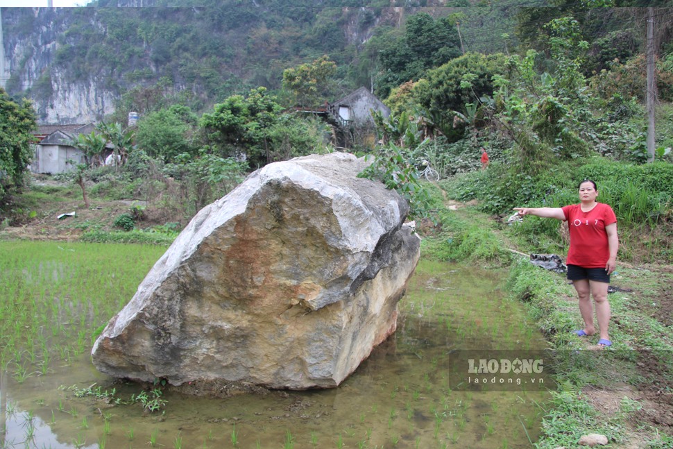 Đá tảng từ đỉnh núi văng xuống đồng ruộng người dân. Ảnh: Nguyễn Hoàn.
