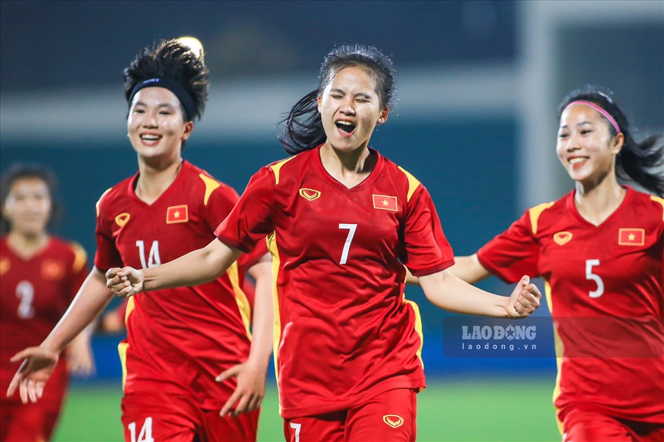 Số 7 Nhật Lan ghi bàn gỡ hoà 1-1 cho U20 nữ Việt Nam. Ảnh: Minh Quân