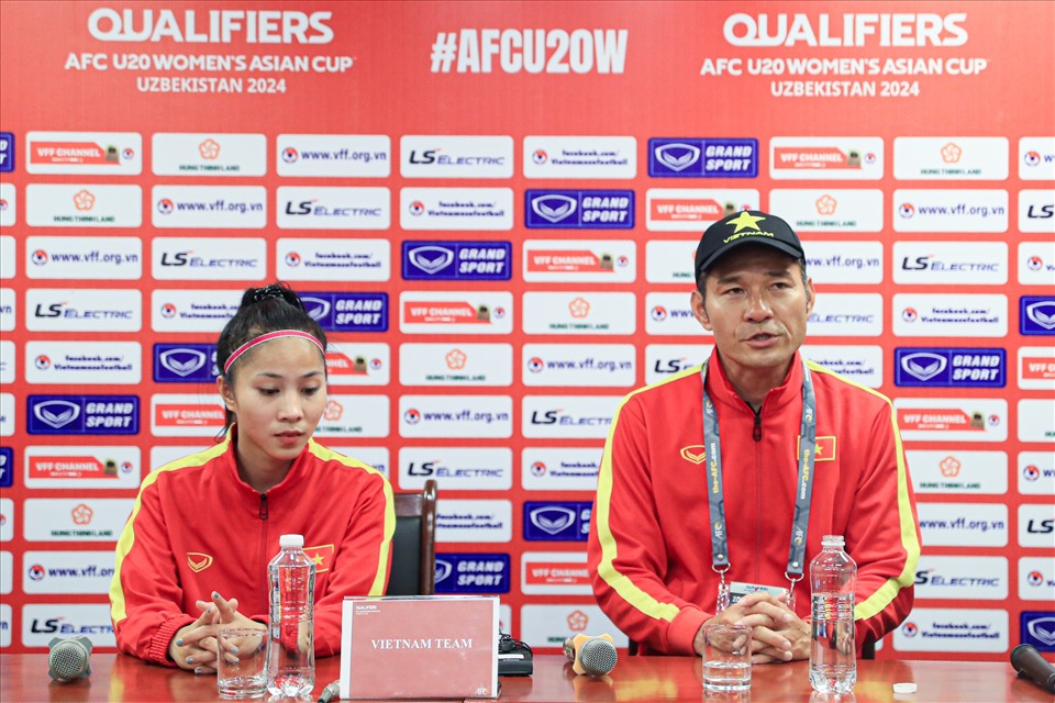 Huấn luyện viên Akira Ịiri và đội trưởng Bảo Trâm hài lòng về màn trình diễn của U20 nữ Việt Nam. Ảnh: Minh Dân